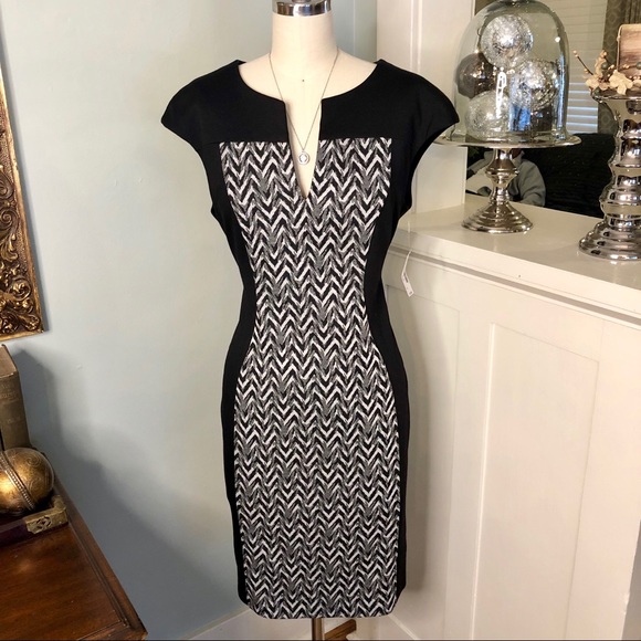 connected apparel Dresses & Skirts - Black & White V Neck Chevron Print Sheath Dress